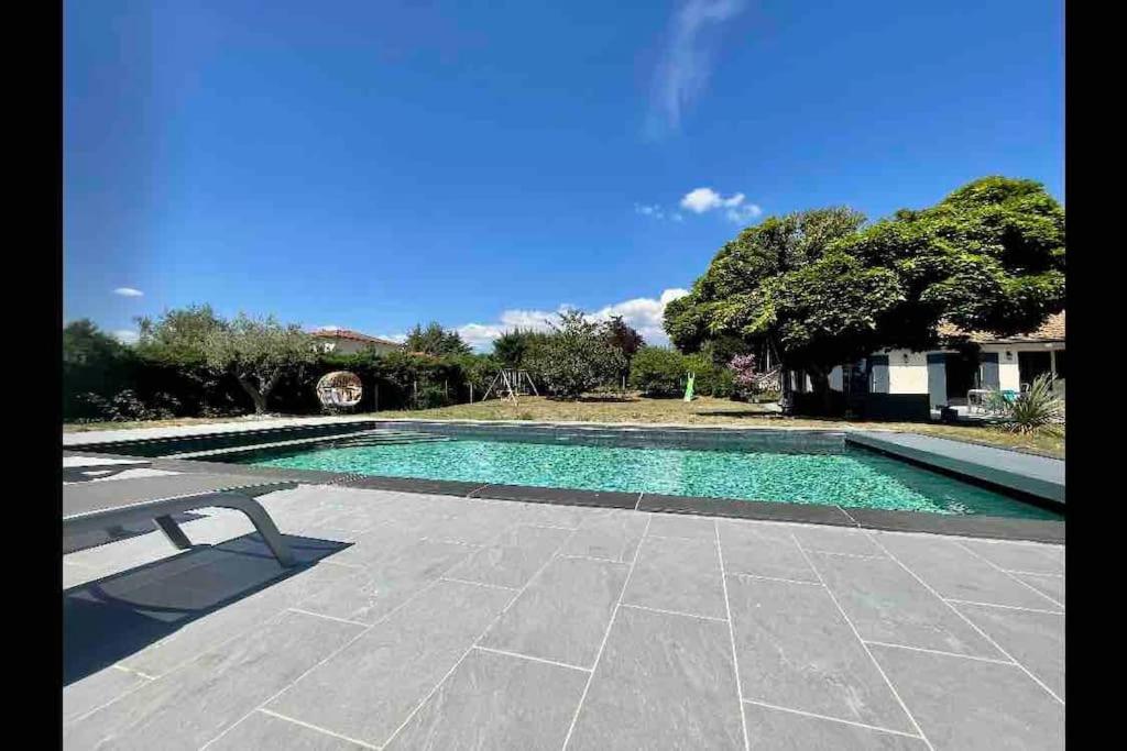 Logements Chaleureux Dans Maison Avec Piscine A 35 Min De Lyon Alix Exterior foto