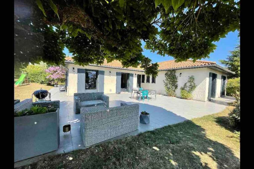 Logements Chaleureux Dans Maison Avec Piscine A 35 Min De Lyon Alix Exterior foto